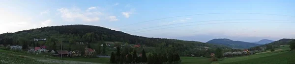 Blick Auf Schönes Bergdorf Panorama Mit Stromleitungen Und Wolkenverhangenem Himmel — Stockfoto