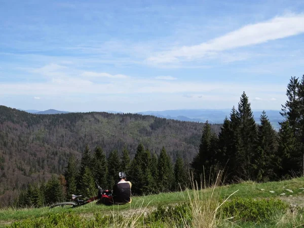 Mann Rastet Mit Fahrrad Aus Und Genießt Aussicht Auf Schöne — Stockfoto