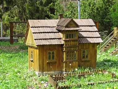 Tipik bir ahşap log dağ evi küçük bir model, Cwilin Dağı, Polonya, Mayıs 2018