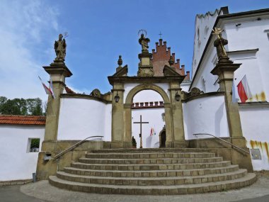 Polonya 'da tarihi manastır giriş kapısı ve merdiven