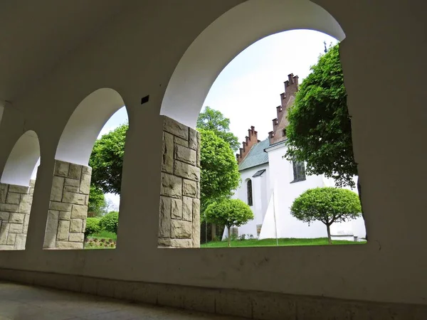 Polonya kemer koridor aracılığıyla, tarihi bir manastır görüntülemek