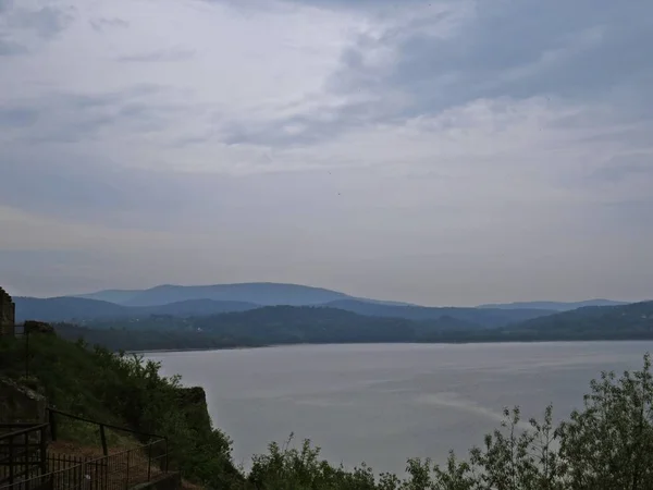 Blick Auf Einen Großen See Und Berge Mit Stürmischen Wolken — Stockfoto