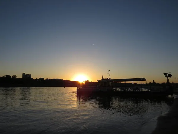 Prom Brzegu Rzeki Podczas Zachodu Słońca Widokiem Piękną Panoramę — Zdjęcie stockowe