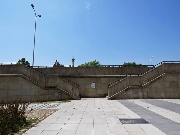 Nehir kıyısında Varşova tarihi kent merkezine giden merdivenler