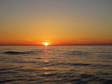 Bir kum plaj sahil bulutlu gün batımı sırasında