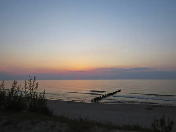 Una Playa Arena Junto Mar Atardecer Con Nubes Rompeolas — Foto de Stock