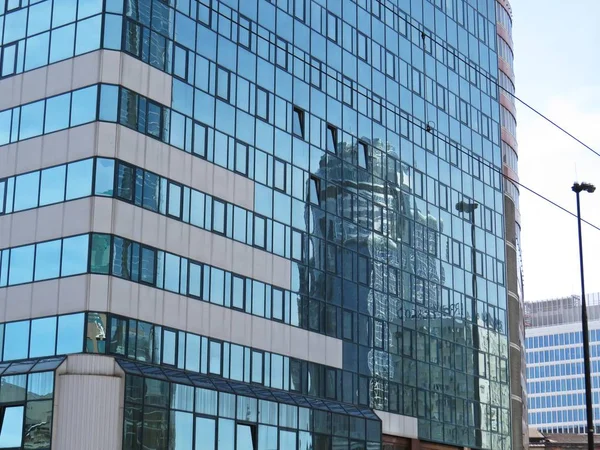 Yansıma bir Modern çağdaş cam bina