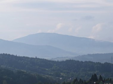 Güzel bir bulutlu gökyüzü arka planda dağlarla manzaraya