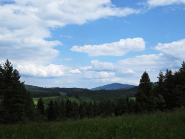 Güzel bir bulutlu gökyüzü arka planda dağlarla manzaraya
