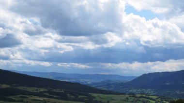 Güzel bir bulutlu gökyüzü arka planda dağlarla manzaraya
