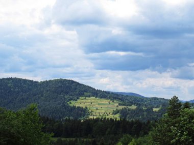 Güzel bir bulutlu gökyüzü arka planda dağlarla manzaraya