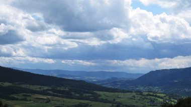 Güzel bir bulutlu gökyüzü arka planda dağlarla manzaraya