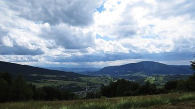 Güzel bir bulutlu gökyüzü arka planda dağlarla manzaraya
