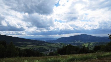 Güzel bir bulutlu gökyüzü arka planda dağlarla manzaraya