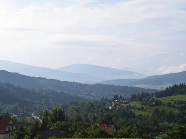 Blick Auf Wunderschöne Berge Mit Bewölktem Himmel Hintergrund — Stockfoto