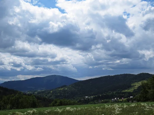 Вид Красивые Горы Облачным Небом Заднем Плане — стоковое фото