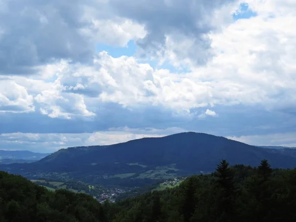 Blick Auf Wunderschöne Berge Mit Bewölktem Himmel Hintergrund — Stockfoto