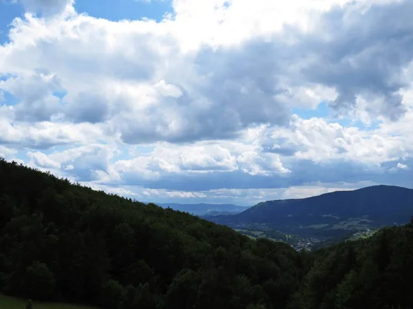 Вид Красивые Горы Облачным Небом Заднем Плане — стоковое фото