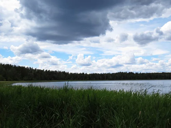 Widok Panoramę Spokojne Jezioro Drzew Chmury — Zdjęcie stockowe