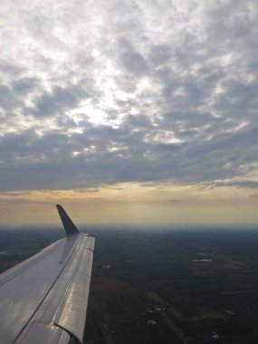 Güzel bir bakış beyaz bulutlar kanadı üzerinde mavi gökyüzü, uçak penceresinden