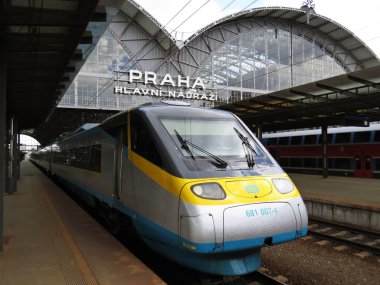Prag Ana Tren Istasyonu terminali 'nde süper şehir modern tren Pendolino, Prag, Çek Cumhuriyeti, Haziran 2018