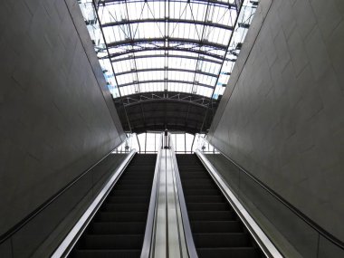 Ana Tren Istasyonu koridor Iş terminali yürüyen merdiven merdivenleri