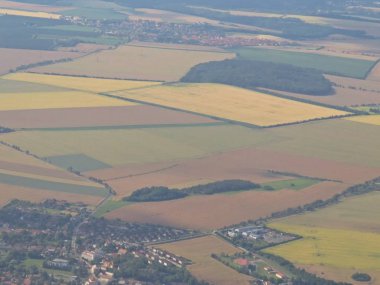 Ground çiftliği 'nde düzlemden görüntüle Colorful Fields tarım Land Ground kırsal sahne bir sis