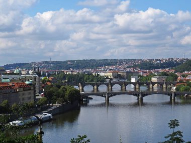 Vltava Nehri üzerinde çoklu köprüler ile güzel bir Prag Panoraması görüntüle