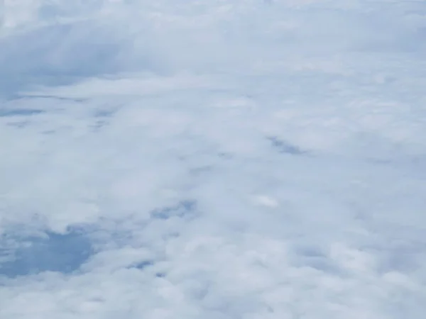 青い空白い雲の上に飛行機の窓から静かな美しい景色 — ストック写真