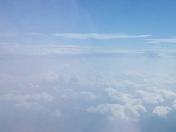 从飞机上的窗户在白云上的蓝天上的宁静美丽的景色 — 图库照片