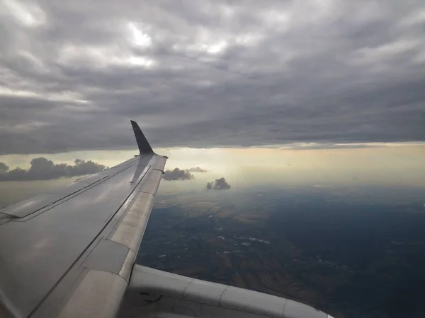 翼と白い雲に青い空を飛行機の窓から静かな美しい景色 — ストック写真