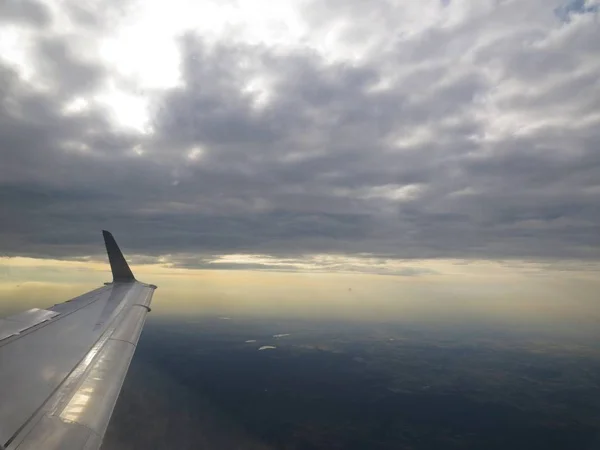 Ein Ruhiger Schöner Blick Aus Dem Flugzeugfenster Blauen Himmel Über — Stockfoto