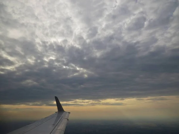 一个宁静的美丽的景色从平面窗口在蓝天白云与翅膀 — 图库照片