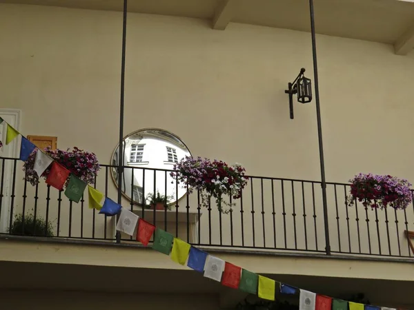 Bir korkuluk ve yuvarlak daire aynası ile balkon sundurma Windows ile cephe yansıma
