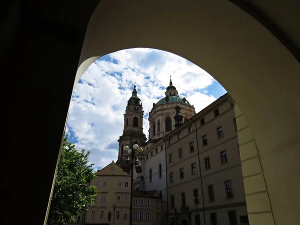 Una Antigua Iglesia Histórica Con Cielo Nublado Visto Través Del — Foto de Stock