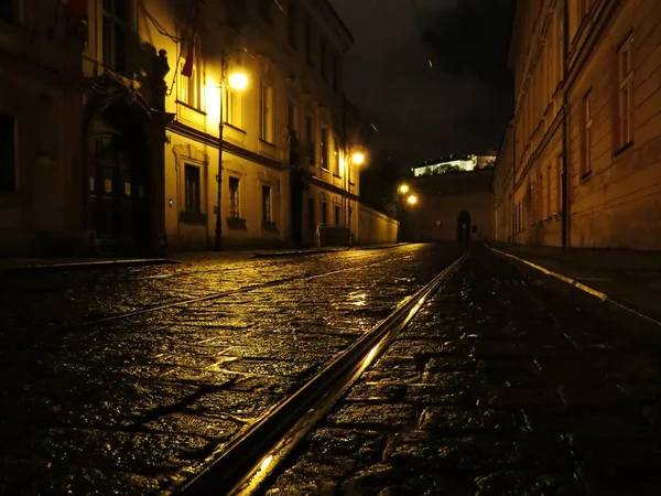 Eski Şehir tarihi sokak romantik yol görünümü lamba ile gece