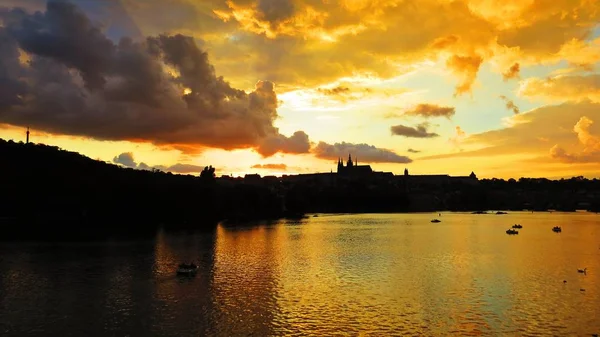 Sunset, Hradcany, Çek Cumhuriyeti sırasında Prag eski tarihi kale güzel bir Panorama