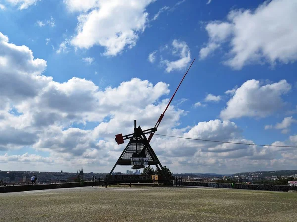 Modern Prag metronom Anıtı ve pitoresk görünüm noktası turist Attraction, Prag, Çek Cumhuriyeti, Haziran 2018