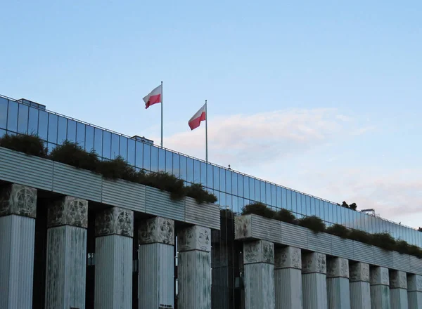 Lehçe Anayasa Mahkemesi üzerinde sallayarak iki Lehçe bayrak
