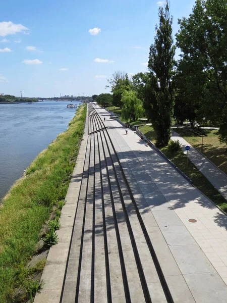 Varşova 'da yeni Varşova Vistula Nehri bulvarları merdiven Caddesi, Polonya