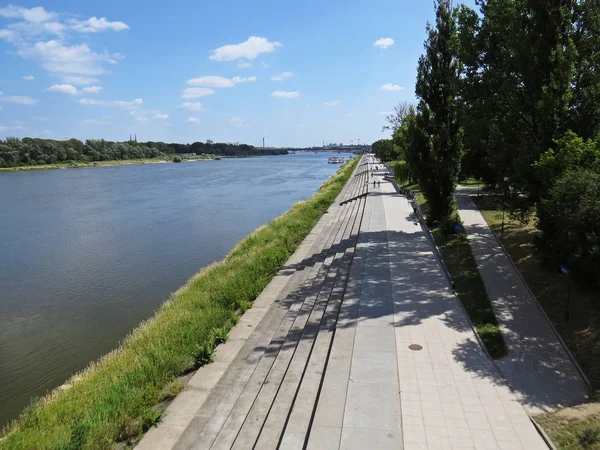 Varşova 'da yeni Varşova Vistula Nehri bulvarları merdiven Caddesi, Polonya