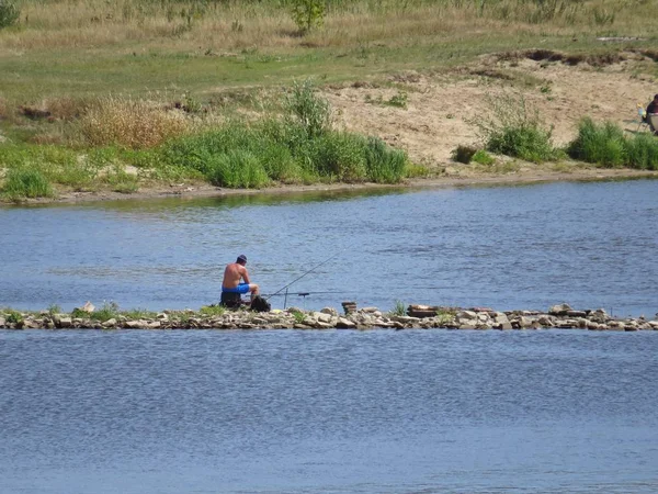 Homme Assis Pêche Profitant Vie Varsovie Vistule River Bank — Photo