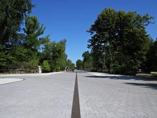 Varşova Zoo, Varşova, Polonya Temmuz 2018 tarihinde yeniden yapılanma sonra yeni Main Avenue Road