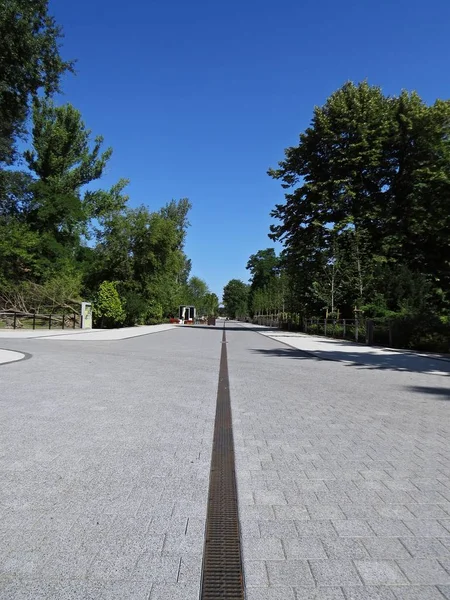 Varşova Zoo, Varşova, Polonya Temmuz 2018 tarihinde yeniden yapılanma sonra yeni Main Avenue Road