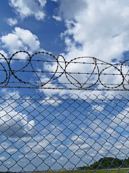 Ein Hohes Metallisches Schutzgeländer Mit Stacheldraht Darüber — Stockfoto