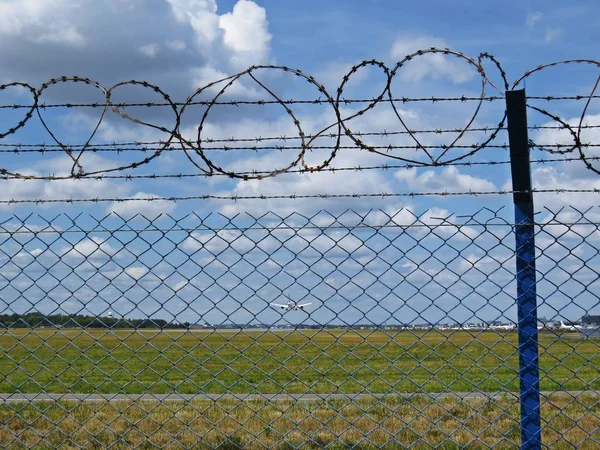 Une Barrière Périmètre Protection Métallique Élevée Avec Fil Barbelé Sur — Photo