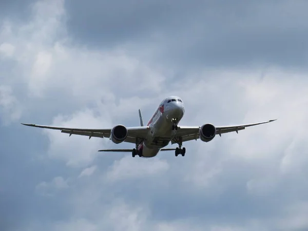 Beyaz bulutlar, mavi bir gökyüzü Temmuz 2018, Varşova, Polonya uçan uçak uçak uçak