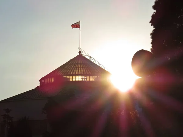 Parlamento Binası, Varşova, Polonya ve Polonya Senato üzerine günbatımı güneş