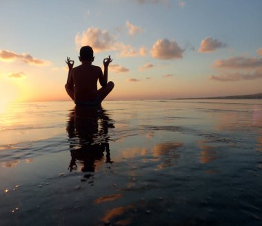 meditasyon deniz kenarında