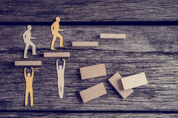 Diğerleri zıt renk ahşap merdiven yukarı iterek siluet insan Retro tonlu görüntü.